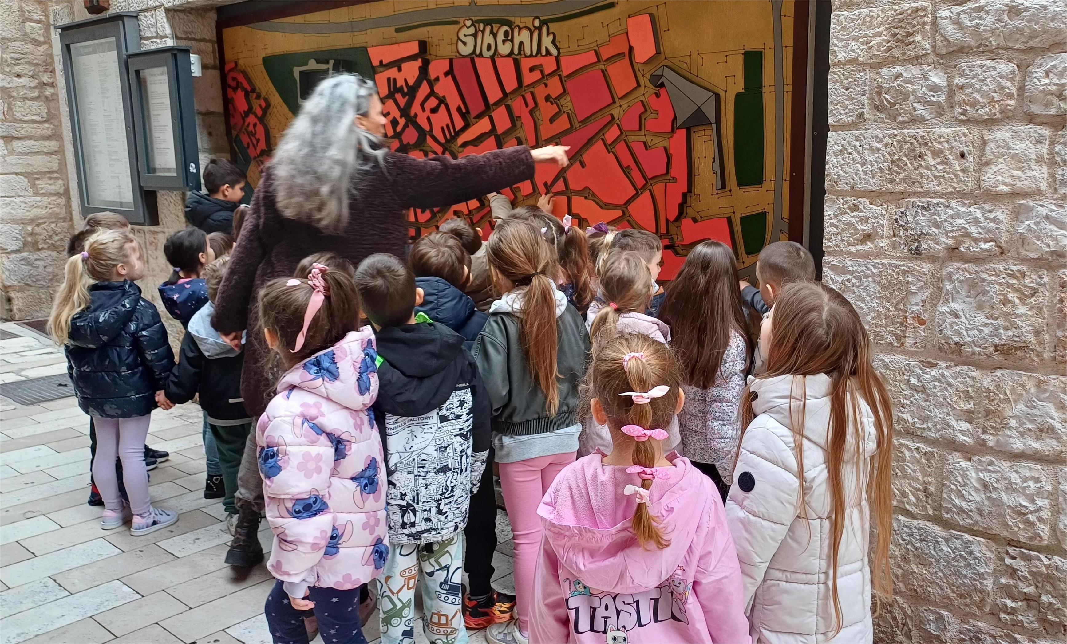 RAZGLED GRADA S  DJECOM IZ VRTIĆA  PČELICA